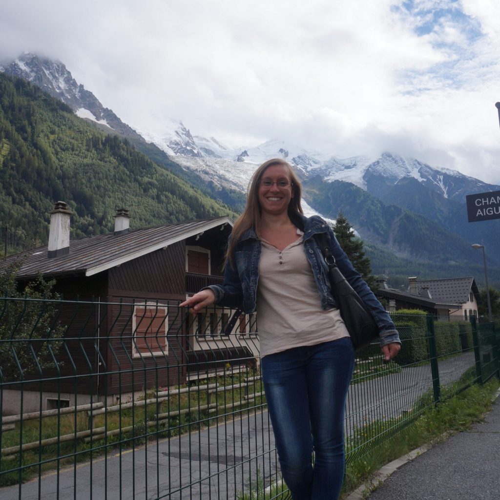 ALT" moi en photo à Chamonix avec en arrière plan le mont blanc"