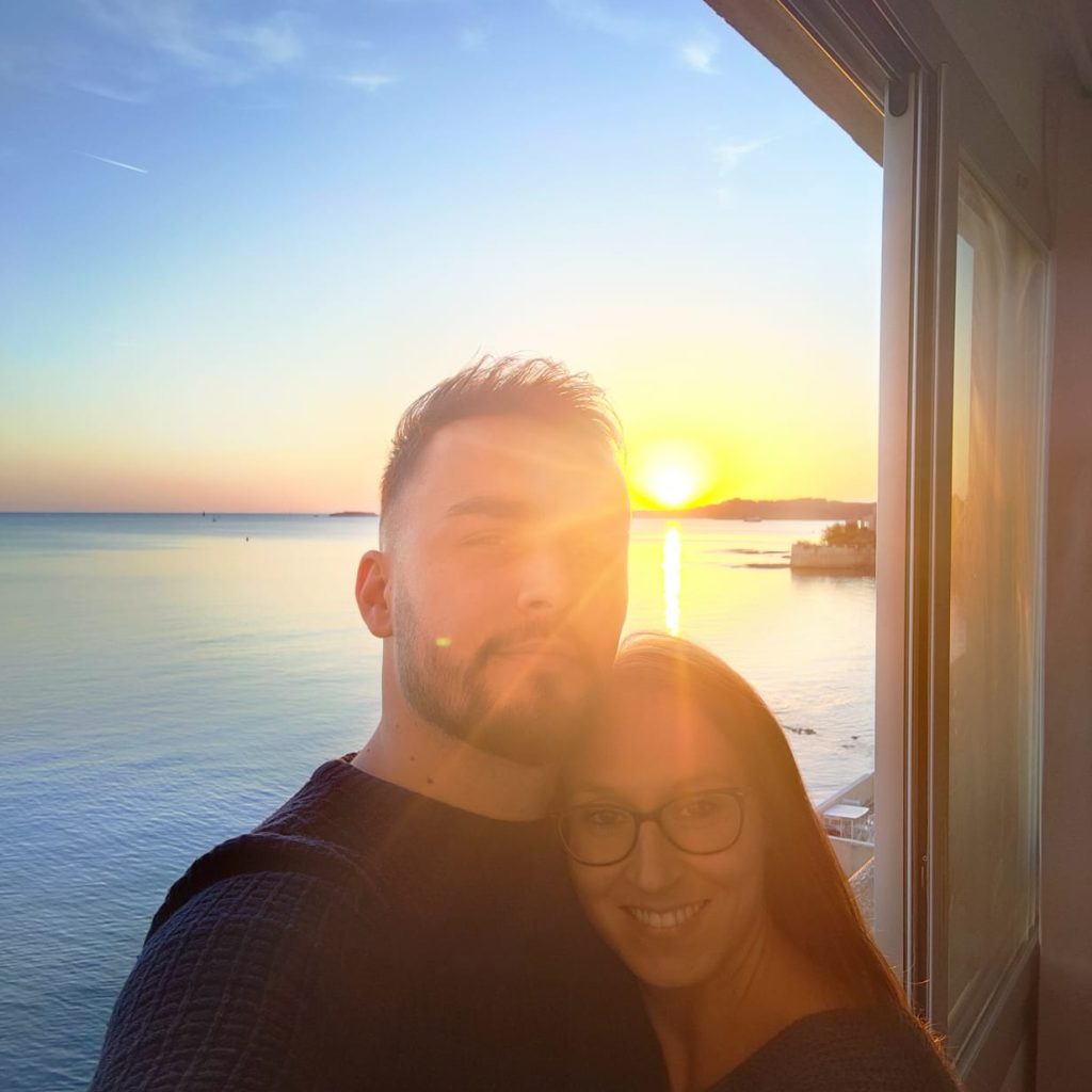 ALT" mon conjoint et moi à Six fours les plages avec en arrière plan un couché de soleil"