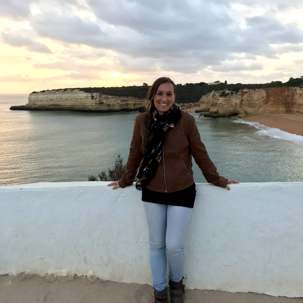 ALT" moi en photo au Portugal, région algarve avec en arrière-plan les falaises et la mer"