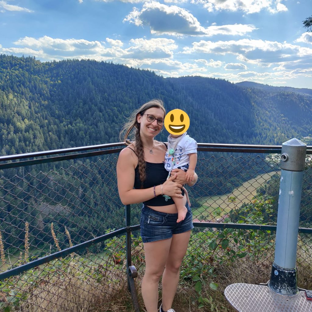 ALT" photo de mon bébé et moi dans les Vosges avec en arrière plan une vue panoramique sur la montagne"