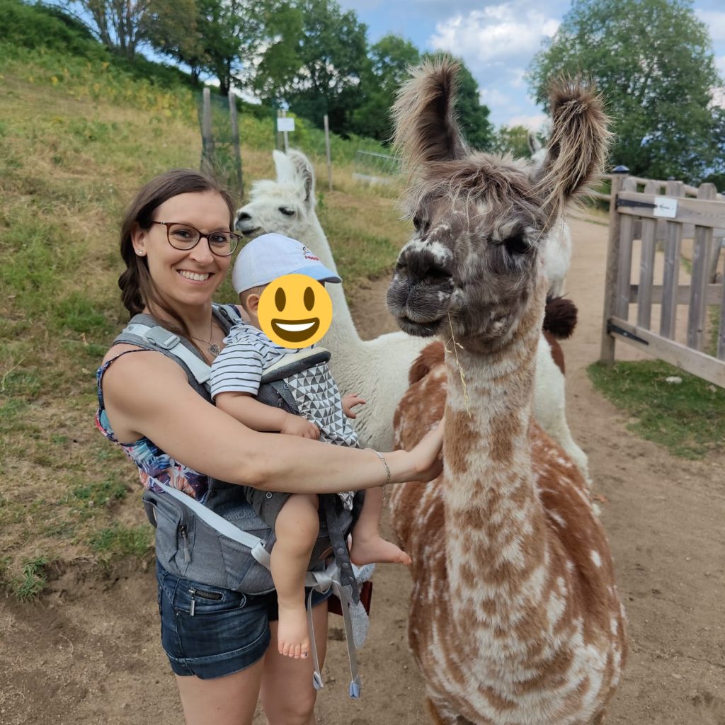 ALT" photo de mon fils et moi dans les Vosges avec un lama"