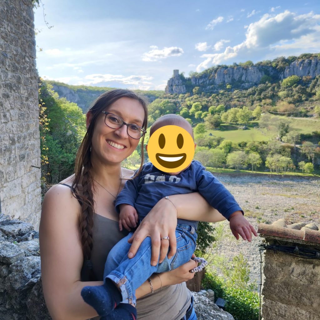 ALT" photo de mon bébé et moi en Ardèche avec en arrirère plan la montagne"