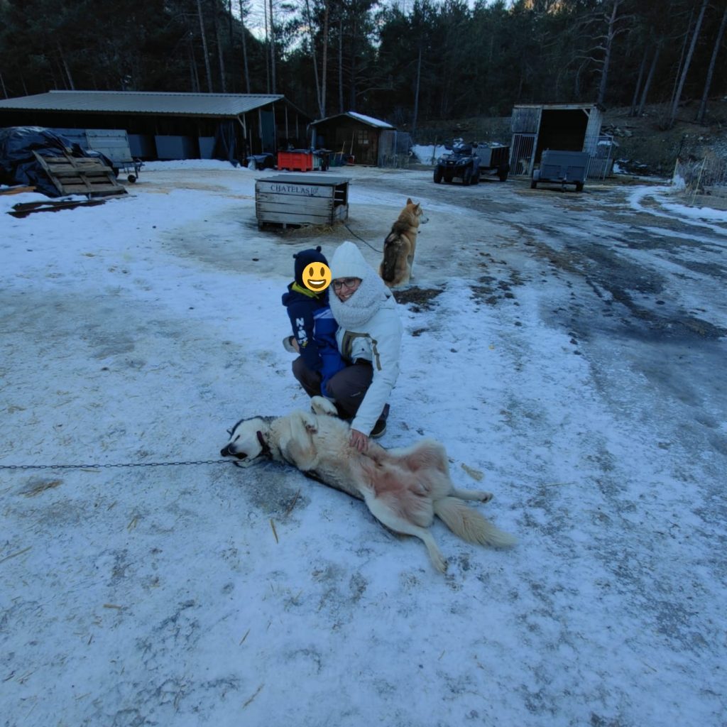 ALT" photo de mon fils et moi à Barcelonnette avec chien de traineau"
