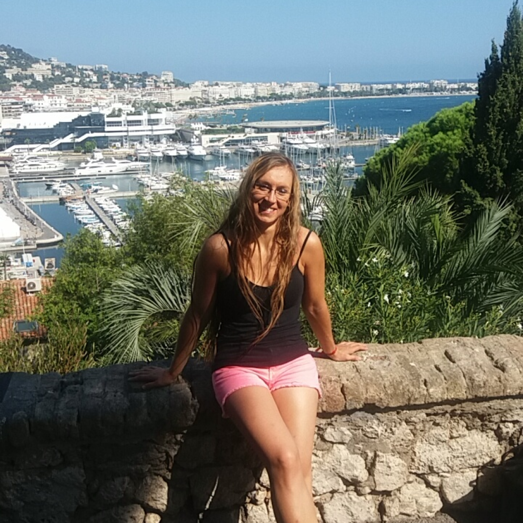 ALT" moi en photo à Monaco avec en arrière plan le port"